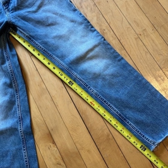 Everlane Curvy Cheeky Cropped Jeans - Picture 4 of 10